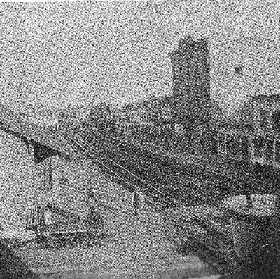 21_The_town_between_the_tracks